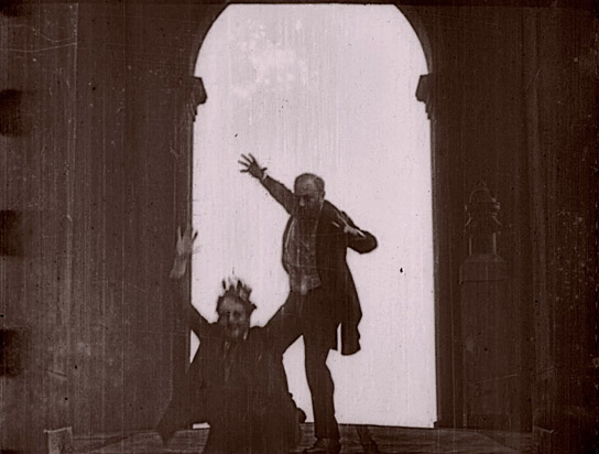 Screenshot mit Kurt Vespermann, Emil Jannings (v.l.n.r.) aus "Das große Licht" (1920)