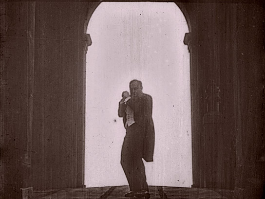 Screenshot mit Emil Jannings aus "Das große Licht" (1920)