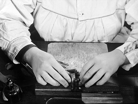 Screenshot aus "Die Tragödie einer Uraufführung. (Wenn die Kleberin gebummelt hat.)" (1926)