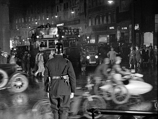 Screenshot aus "Die Tragödie einer Uraufführung. (Wenn die Kleberin gebummelt hat.)" (1926)