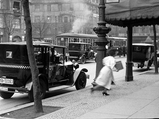 Screenshot aus "Die Tragödie einer Uraufführung. (Wenn die Kleberin gebummelt hat.)" (1926)