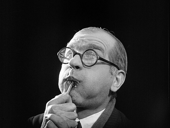 Screenshot aus "Die Tragödie einer Uraufführung. (Wenn die Kleberin gebummelt hat.)" (1926)