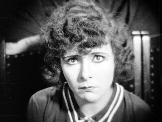 Screenshot mit Alice Kempen aus "Die Tragödie einer Uraufführung. (Wenn die Kleberin gebummelt hat.)" (1926)