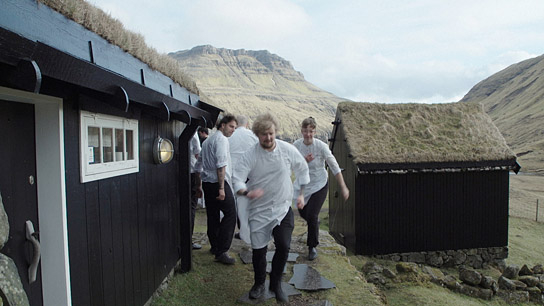 Agnes Karrasch (rechts) in "She Chef" (2022)