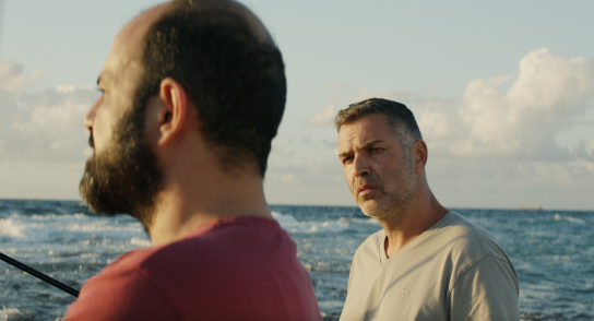 Amer Hlehel, Ashraf Farah (v.l.n.r.) in "Mediterranean Fever" (2022)