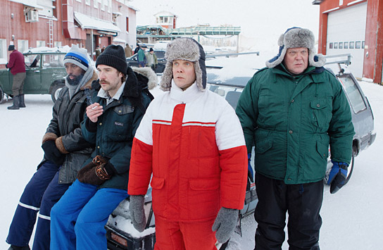 Jarkko Lahti (3.v.l.), Hannu-Pekka Björkman (rechts) in "Die Geschichte vom Holzfäller" (2022)