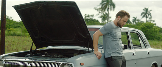 Max Riemelt in "Ernesto's Island" (2022)