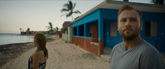 Mariam Durandona, Max Riemelt (v.l.n.r.) in "Ernesto's Island" (2022)