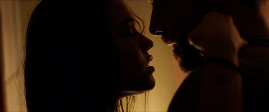 Mariam Durandona, Max Riemelt (v.l.n.r.) in "Ernesto's Island" (2022)