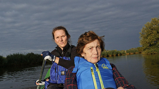 Astrid Menzel (hinten) in "Blauer Himmel Weiße Wolken" (2022)