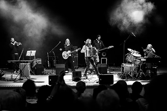 Hans-Eckardt Wenzel (Mitte) und Band in "Wenzel - Glaubt nie, was ich singe" (2022)