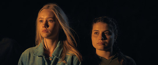 Lene Deike, Amalia Teuber (v.l.n.r.) in "Fisch im Fell" (2022)