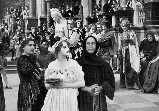 Marga Kierska (vorne Mitte), Theodor Becker (vorne rechts) in "Die Pest in Florenz" (1919)