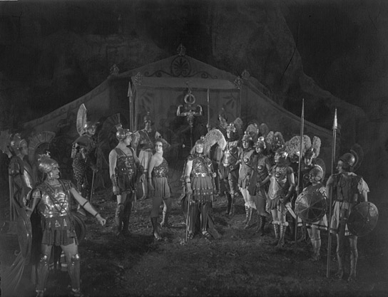 Hans Albers (2.v.l.), Theodor Becker (4.v.l.) in "Ein Sommernachtstraum" (1925)