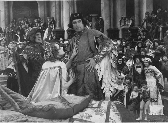 Marga Kierska (vorne) in "Die Pest in Florenz" (1919)