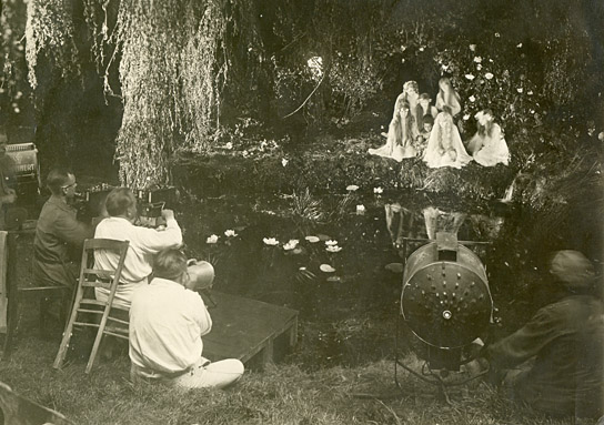 Guido Seeber (2.v.l.) bei den Dreharbeiten zu "Ein Sommernachtstraum" (1925)