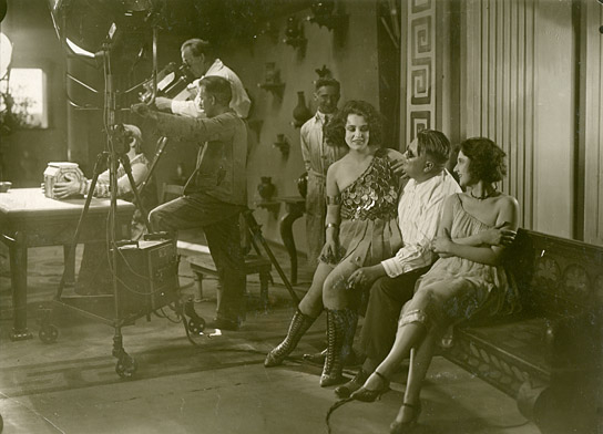 Guido Seeber (2.v.l.) bei den Dreharbeiten zu "Ein Sommernachtstraum" (1925)