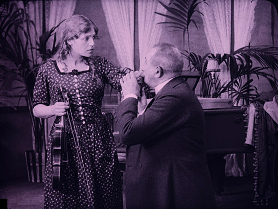 Screenshot mit Aud Egede-Nissen (links) aus "Das Wiegenlied" (1915)