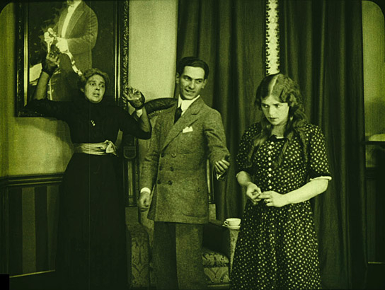 Screenshot mit Leopoldine Konstantin, Joseph Schildkraut, Aud Egede-Nissen (v.l.n.r.) aus "Das Wiegenlied" (1915)