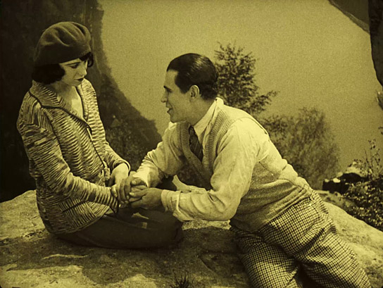 Screenshot mit Annie Gorilowa, Luciano Albertini (v.l.n.r.) aus "Mister Radio" (1924)