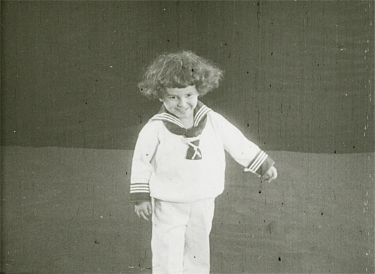 Screenshot mit Neumann-Schüler aus "Spitzenchristel" (1917)