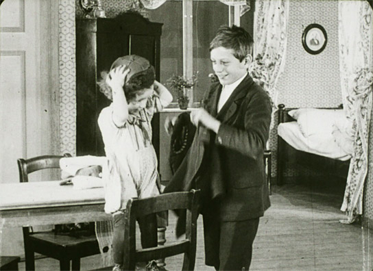 Screenshot mit Neumann-Schüler, Rolf Lindau-Schulz (v.l.n.r.) aus "Spitzenchristel" (1917)