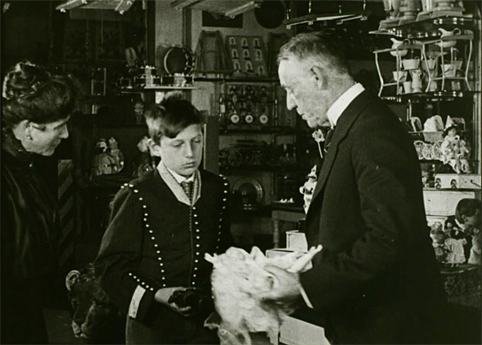 Screenshot mit Rolf Lindau-Schulz (Mitte) aus "Spitzenchristel" (1917
