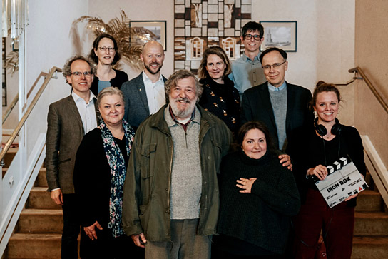 Am Set von "Treasure - Familie ist ein fremdes Land" in Halle am 20. April 2023: Claas Danielsen (Mitteldeutsche Medienförderung),  Dr. Henrike Franz (Staatskanzlei und Ministerium für Kultur des Landes Sachsen-Anhalt), Fabian Gasmia (Seven Elephants GmbH), Katharina Dufner (SWR), Dr. Harald Steinwender (BR), Carl Bergengruen (MFG Baden-Württemberg) (hinten v.l.n.r.), Britta Marciniak (Mitteldeutsche Medienförderung), Stephen Fry, Lena Dunham, Julia von Heinz (vorne v.l.n.r.)