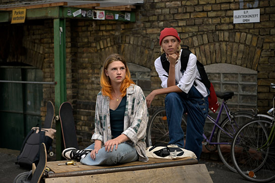Sinje Irslinger, Lena Mantler (v.l.n.r.) in "Get Up" (2023)
