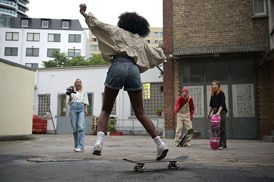 Jobel Mokonzi (von hinten), Lisa Mantler, Lena Mantler, Sinje Irslinger (hinten, v.l.n.r.) in "Get Up" (2023)