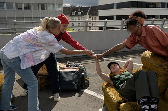 Lisa Mantler, Lena Mantler, Sinje Irslinger, Jobel Mokonzi (v.l.n.r.) in "Get Up" (2023)