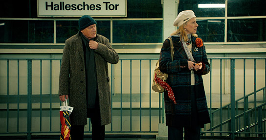 Burghart Klaußner, Caroline Peters (v.l.n.r.) in "Die Unschärferelation der Liebe" (2023)