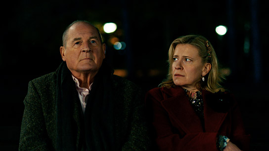 Burghart Klaußner, Caroline Peters (v.l.n.r.) in "Die Unschärferelation der Liebe" (2023)