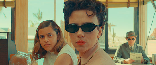 Grace Edwards, Scarlett Johansson, Damien Bonnard (v.l.n.r.) in "Asteroid City" (2023)