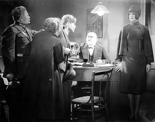 Albert Steinrück, Else Heller, Gustav Fröhlich (1.-3.v.l.), Betty Amann (rechts) in "Asphalt" (1929)