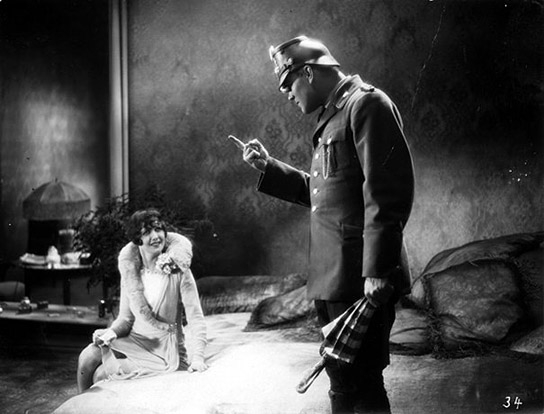  Betty Amann, Gustav Fröhlich (v.l.n.r.) in "Asphalt" (1929)