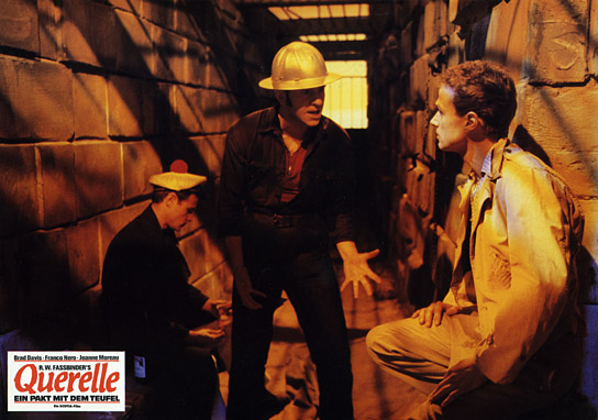 Brad Davis (Mitte) in "Querelle - Ein Pakt mit dem Teufel" (1982)