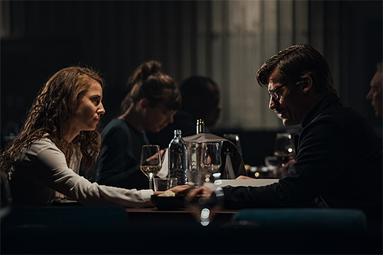 Tuva Novotny (vorne), Nikolaj Coster-Waldau in "Suicide Tourist" (2019)