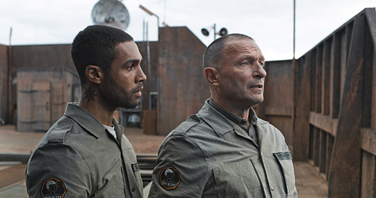 Lucien Laviscount, Thomas Kretschmann (v.l.n.r.) in "Last Contact" (2023)