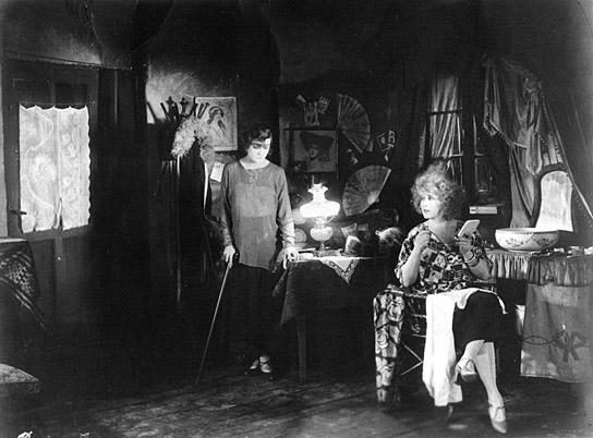 Asta Nielsen, Hilde Jennings (v.l.n.r.) in "Dirnentragödie" (1927)
