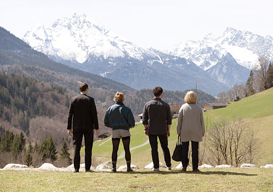 Marc Hosemann, Anna Maria Mühe, Dimitrij Schaad, Johanna Gastdorf (v.l.n.r.) in "Sophia der Tod und ich" (2023)