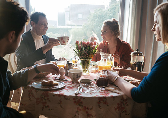 Marc Hosemann, Anna Maria Mühe (hinten v.l.n.r.) in "Sophia der Tod und ich" (2023)