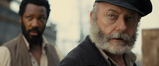 Corey Hawkins, Liam Cunningham (v.l.n.r.) in "Die letzte Fahrt der Demeter" (2023)