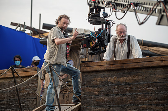 André Øvredal, Liam Cunningham (v.l.n.r.) bei den Dreharbeiten zu "Die letzte Fahrt der Demeter" (2023)