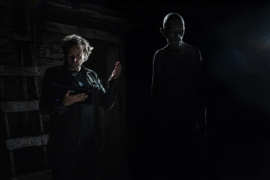 André Øvredal, Javier Botet (v.l.n.r.) bei den Dreharbeiten zu "Die letzte Fahrt der Demeter" (2023)