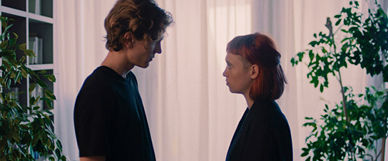 Timon Kiefer, Lia von Blarer (v.l.n.r.) in "Youth Topia" (2021)