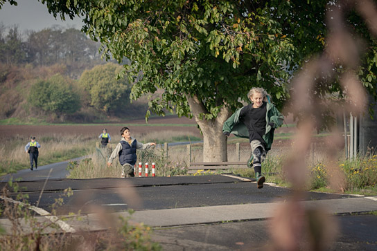 Miran Selcuk (links), Lotte Engels (rechts) in "Kannawoniwasein!" (2023)