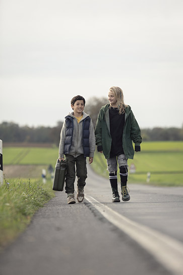 Miran Selcuk, Lotte Engels (v.l.n.r.) in "Kannawoniwasein!" (2023)