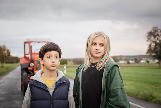 Miran Selcuk, Lotte Engels (v.l.n.r.) in "Kannawoniwasein!" (2023)