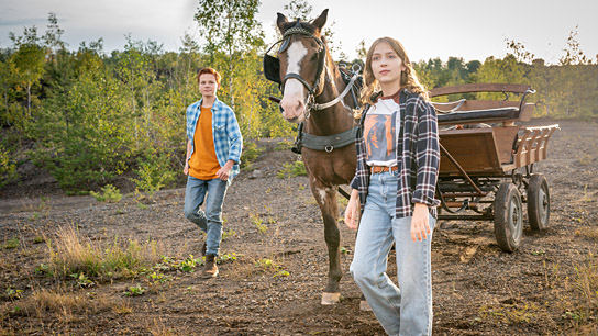 Franz Ferdinand Krause, Martha Haberland (v.l.n.r.) in "Ponyherz - wild und frei" (2023)